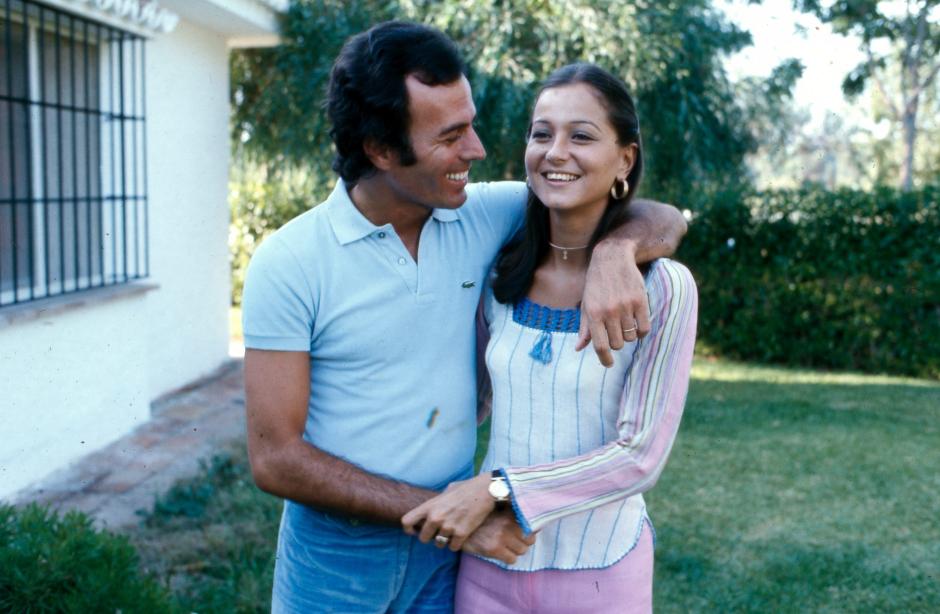Portrait of singer Julio Iglesias with his wife Isabel Preysler in Cadiz, Spain 1974.