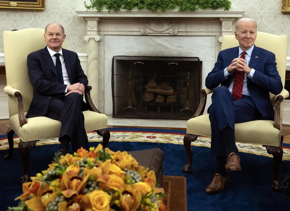 El canciller alemán Olaf Scholz (Iz) junto al presidente de EE.UU. Joe Biden en la Casa Blanca