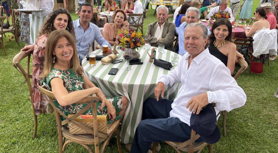 Mario Vargas Llosa y su exmujer Patricia, con sus hijos