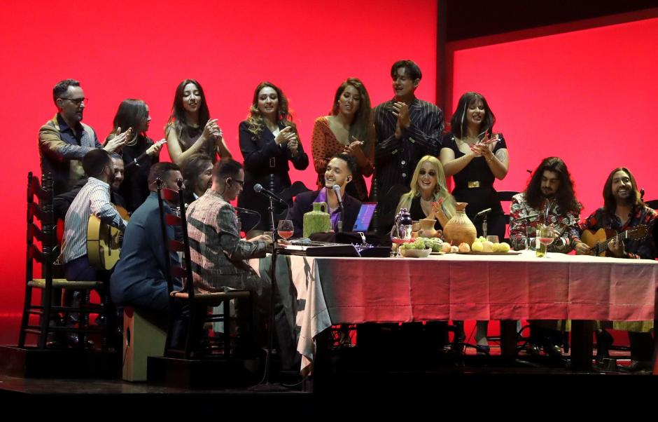 Israel Fernández (segundo por la derecha) en la mesa flamenca de C. Tangana en los Latin Grammy 2021
