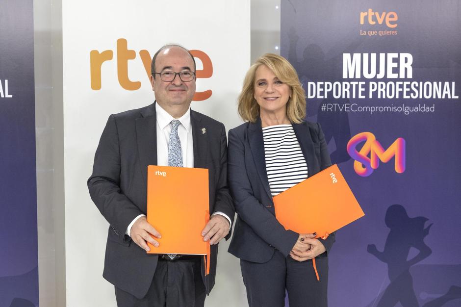 Miquel Iceta, ministro de Cultura, y Elena Sánchez, presidenta interina de RTVE
