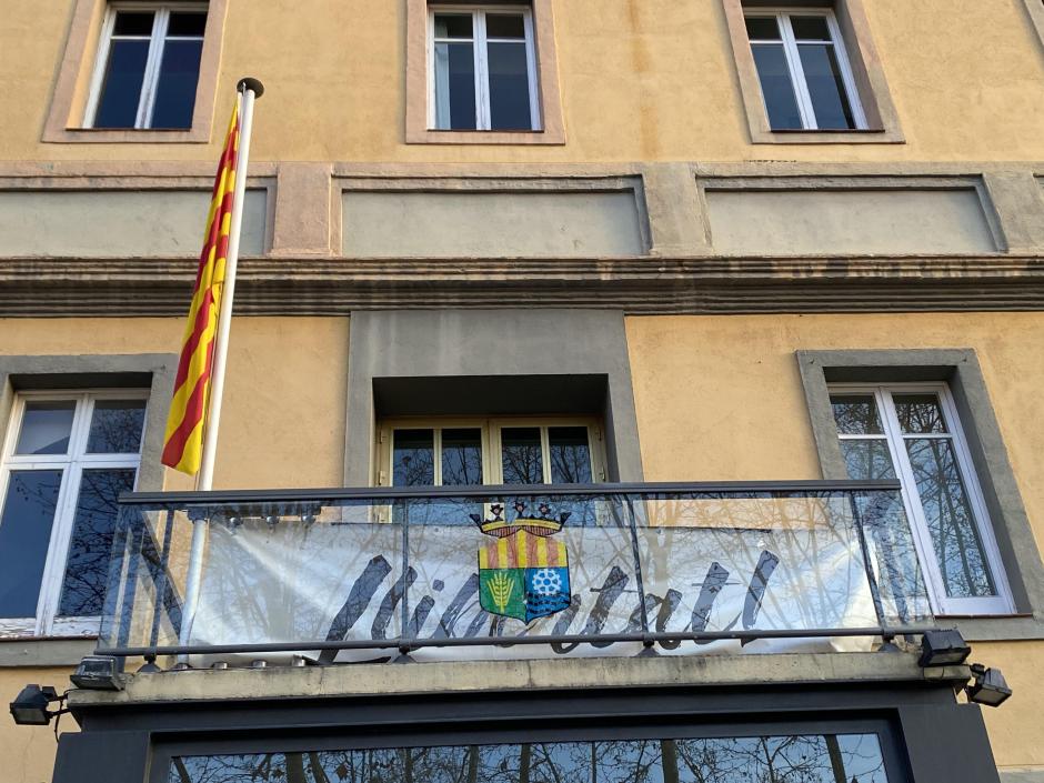 Fachada del Ayuntamiento de Salt (Gerona), sin la bandera de España y una pancarta independentista con el lema “libertad’.