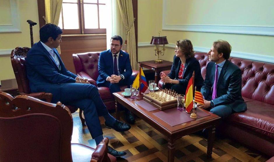 Imagen completa de la visita de Aragonès a Colombia