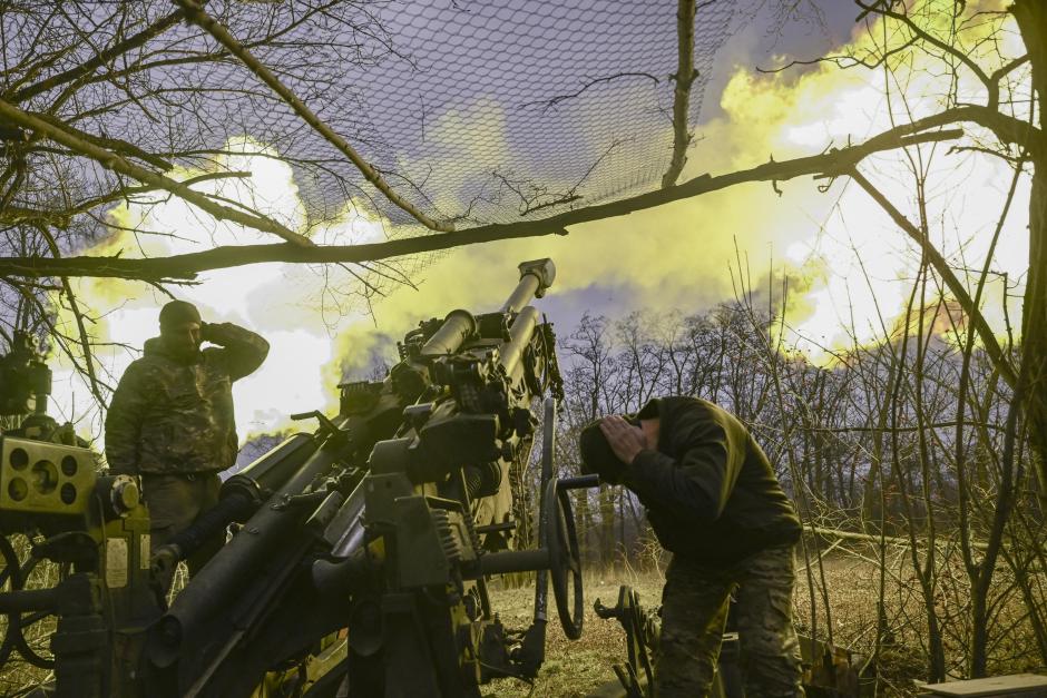 Militares ucranianos disparan un obús M777 contra posiciones rusas cerca de Bakhmut