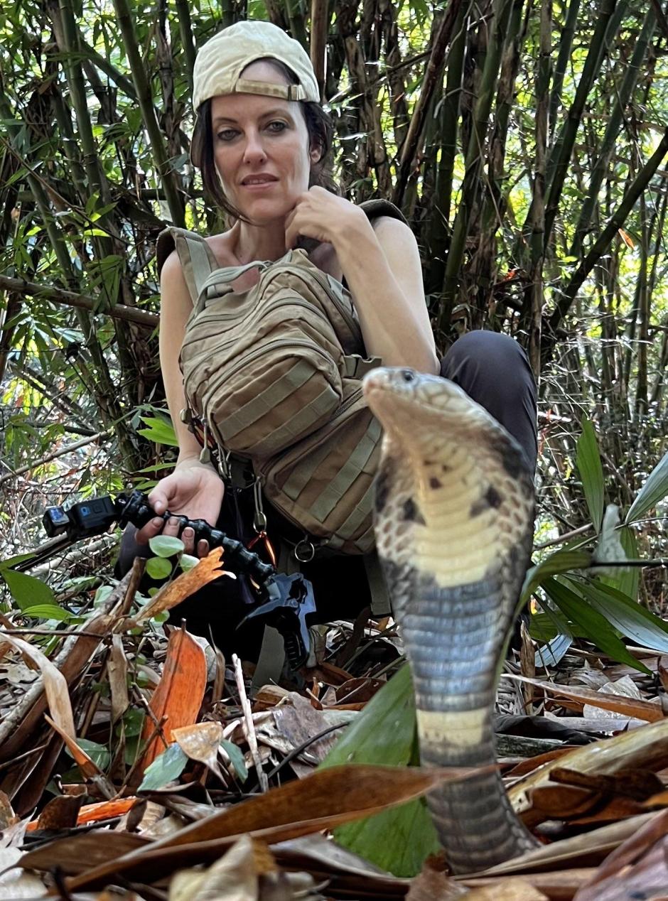 Cristina Seguí en Tailandia junto a una cobra dominada por Frank Cuesta