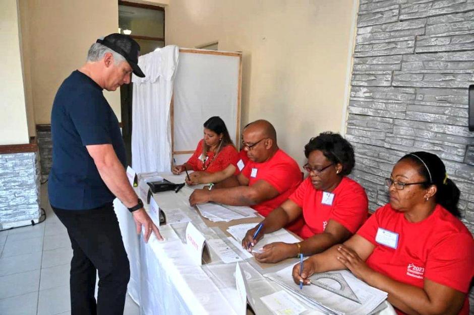 El presidente de cuba Miguel Díaz-Canel votando hoy