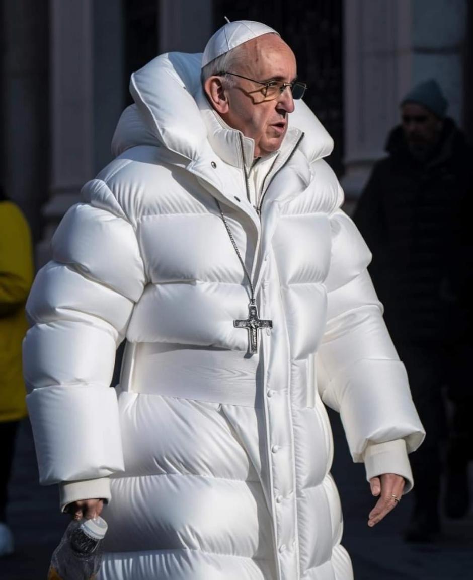 El Papa Francisco, portando un abrigo de plumas blanco, en el montaje hecho con IA