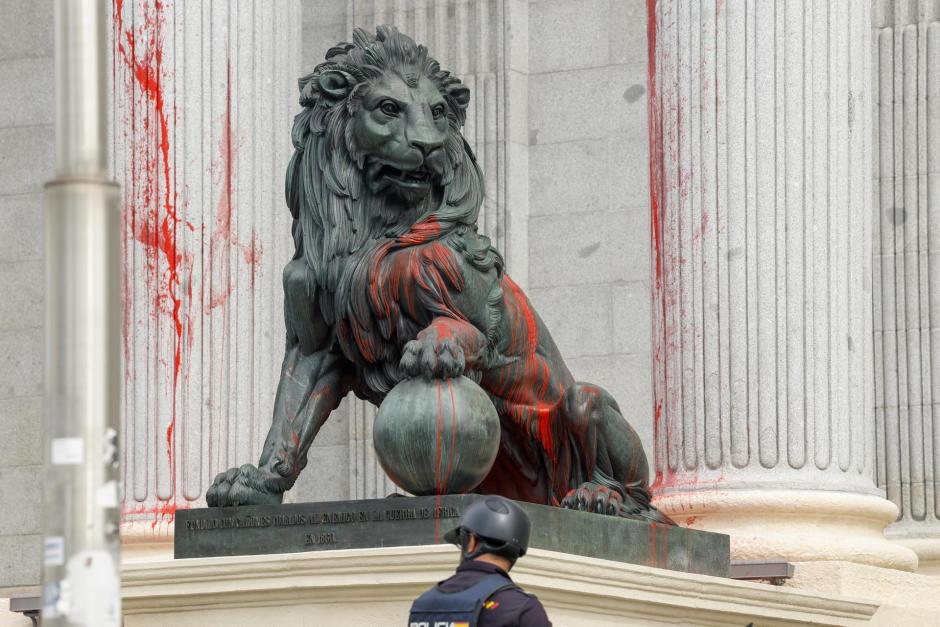 Uno de los leones del Congreso, cubierto con pintura roja después de una acción reivindicativa