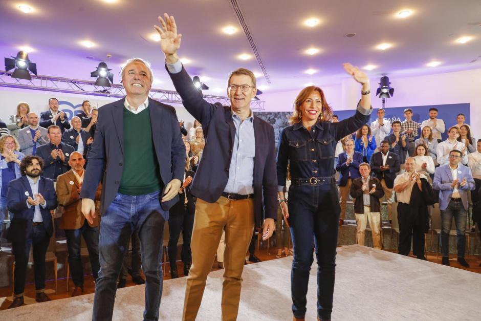El presidente del PP, Alberto Núñez Feijóo (c), junto al presidente del PP en Aragón, Jorge Azcón (i), y la candidata PP a la alcaldía de Zaragoza, Natalia Chueca
