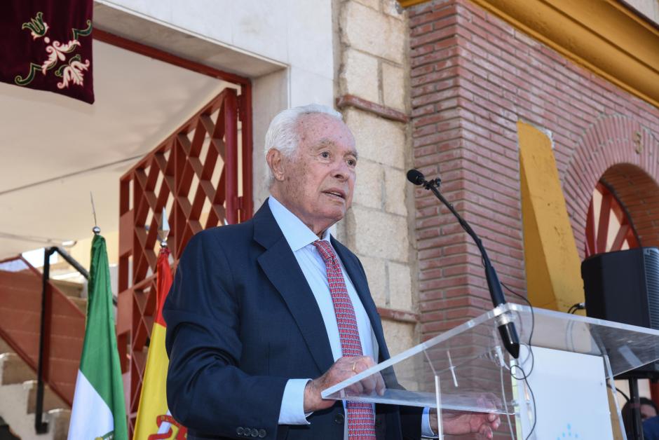 Curro Romero en su discurso de agradecimiento por la estatua en su honor, en La Algaba, Sevilla
