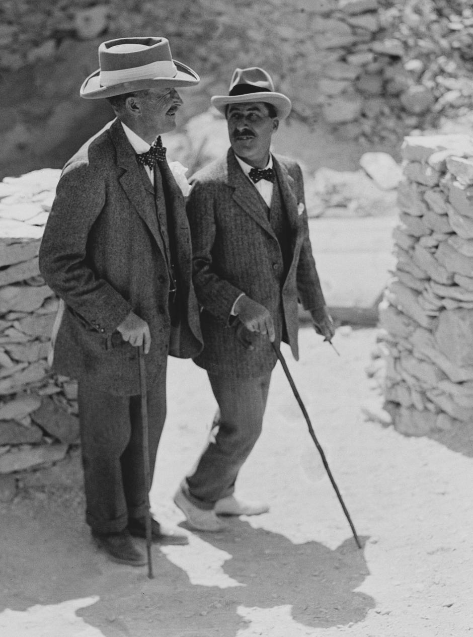 Lord Carnarvon ( izquierda ) hablando con Howard Carter en el Valle de los Reyes, Luxor, Egipto Varios