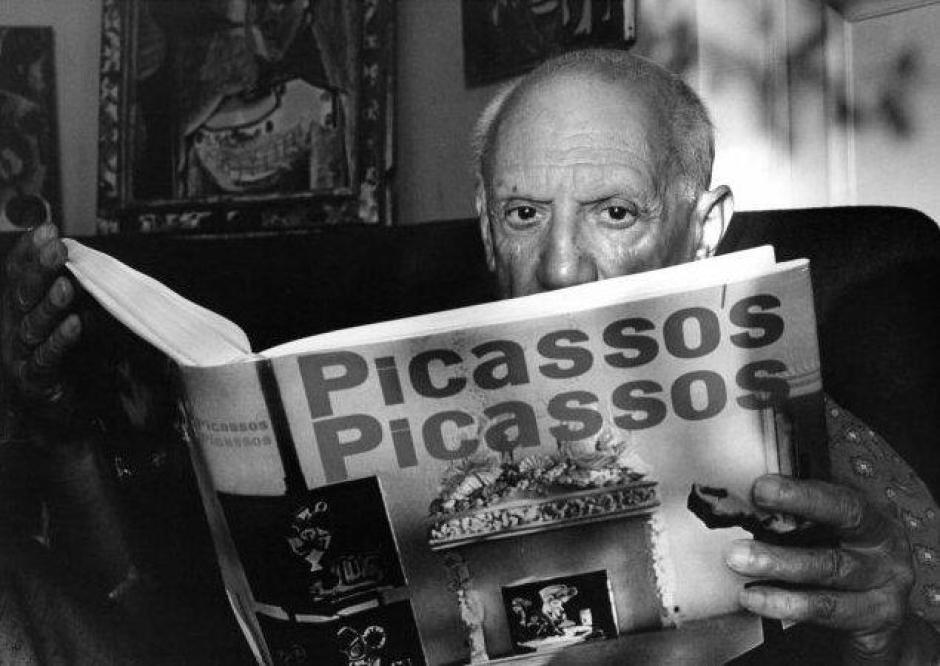 Pablo Picasso leyendo un libro sobre sí mismo y su obra