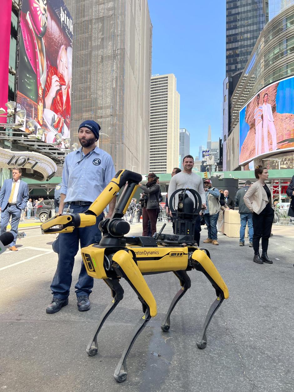 El robot Digidog en su presentación en Time Square (Nueva York)