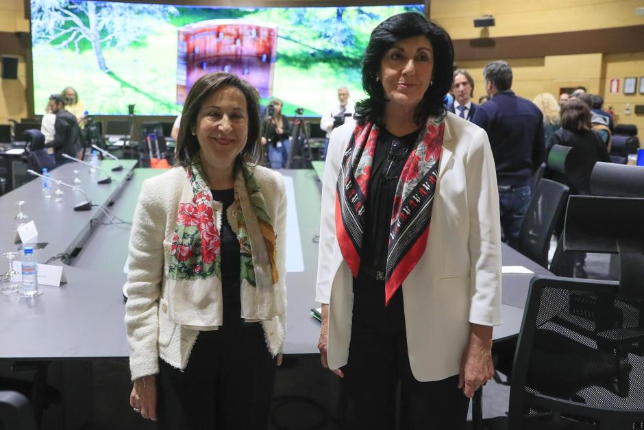 La ministra de Defensa, Margarita Robles (i), junto a la directora del Centro Nacional de Inteligencia (CNI), Esperanza Casteleiro (d), durante su visita al CNI