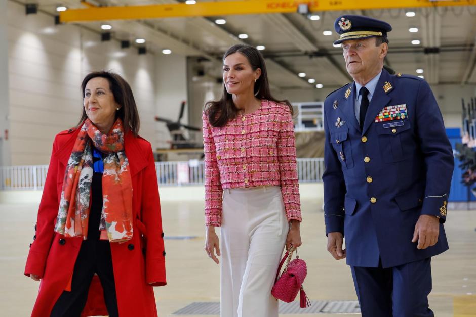 La Reina Letizia junto con el jefe del Ejército del Aire, Javier Salto Martínez-Avial (d) y la ministra de Defensa, Margarita Robles (i) a su llegada para presidir el acto del centenario de la primera aeroevacuación médica en España celebrada en la Base Aérea de Cuatro Vientos, en Madrid este jueves