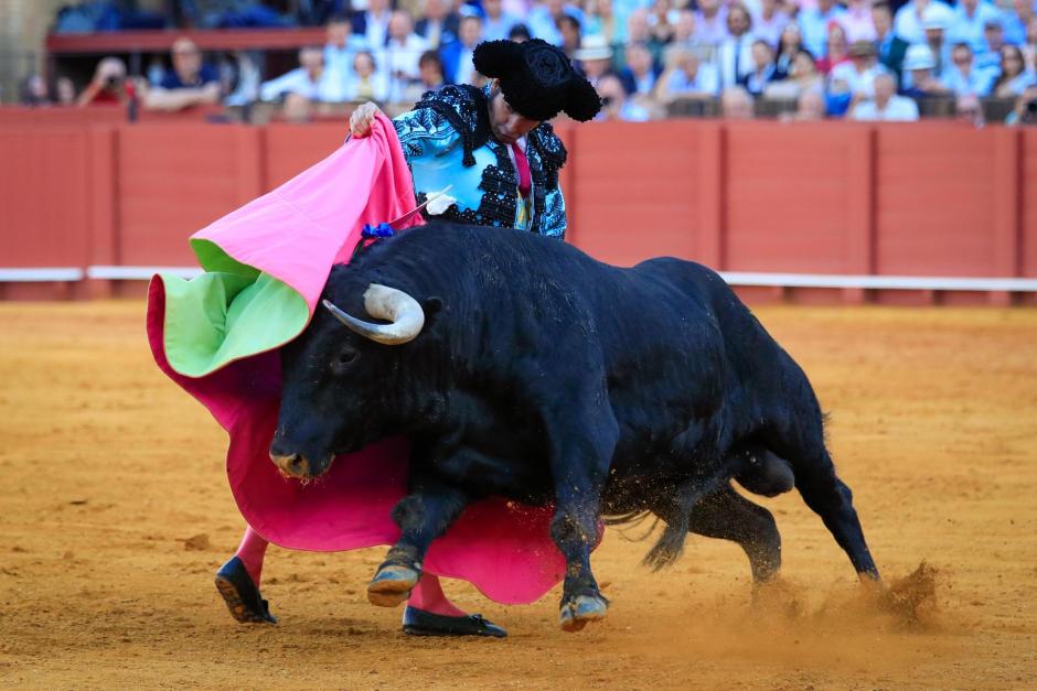 El torero Morante de la Puebla en la faena a su segundo toro al que cortó dos orejas y rabo