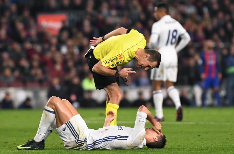 Clos Gómez, en un clásico del año 2016, echándole la bronca a Cristiano Ronaldo