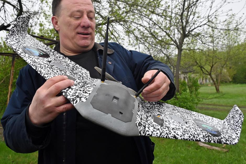 Un funcionario ucraniano de Járkov de muestra el nuevo dron de reconocimiento Sirko