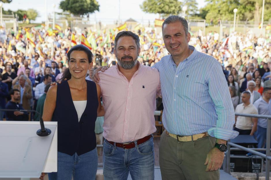 El presidente de VOX, Santiago Abascal, posa junto a Rocio Monasterio (i) y Javier Ortega Smith (d) este viernes, durante un acto público de presentación de candidatos de Madrid. EFE/ Mariscal