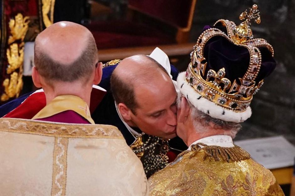 El Príncipe Guillermo besa a su padre