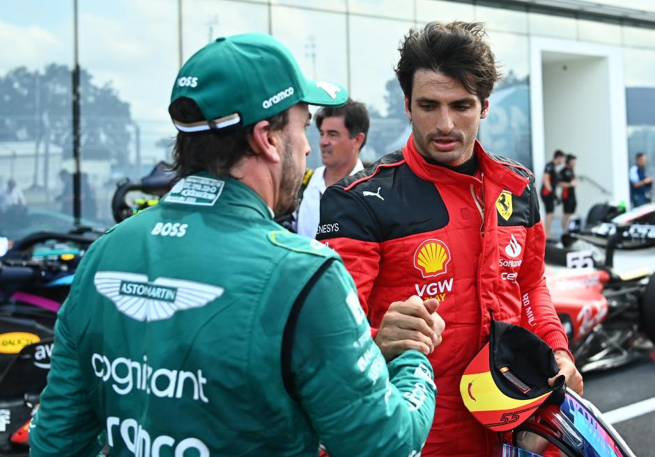 Alonso y Sainz se saludan tras la sesión de clasificación de Miami