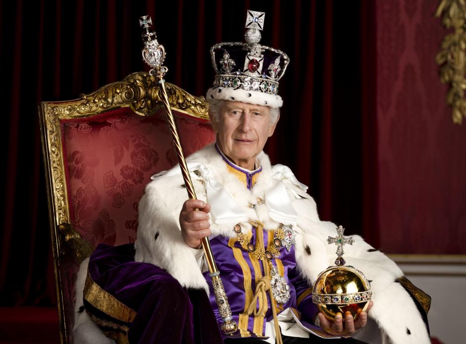 Retrato oficial de la Coronación de Carlos III