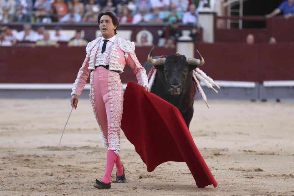 El diestro peruano Andrés Roca Rey con su toro en Las Ventas de Madrid