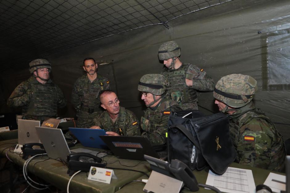Un grupo de militares en plena coordinación del ejercicio Europe Defender 23