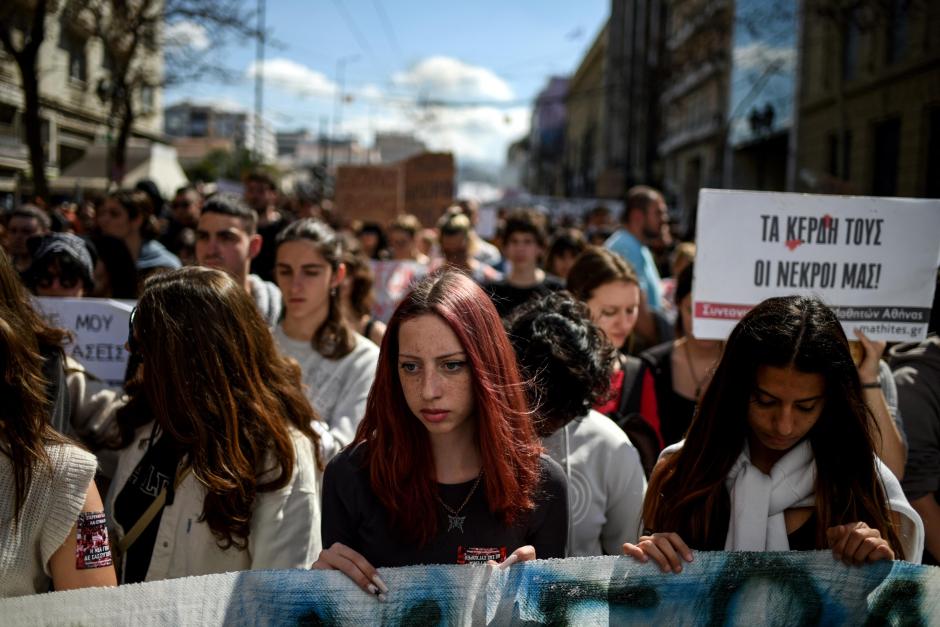 Decenas de jóvenes participan en una protestas en Atenas tras la peor tragedia ferroviaria de Grecia