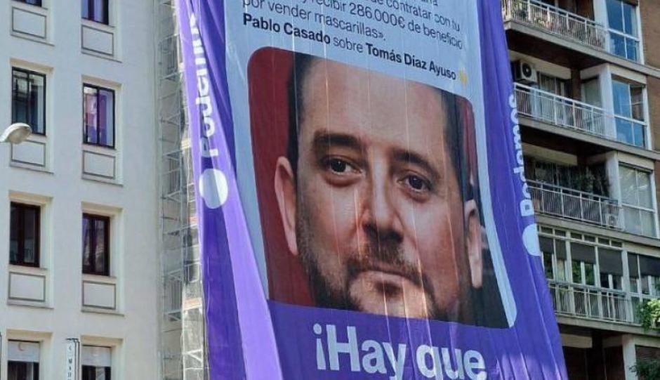 Lona de Podemos en el barrio de Salamanca señalando al hermano de Ayuso