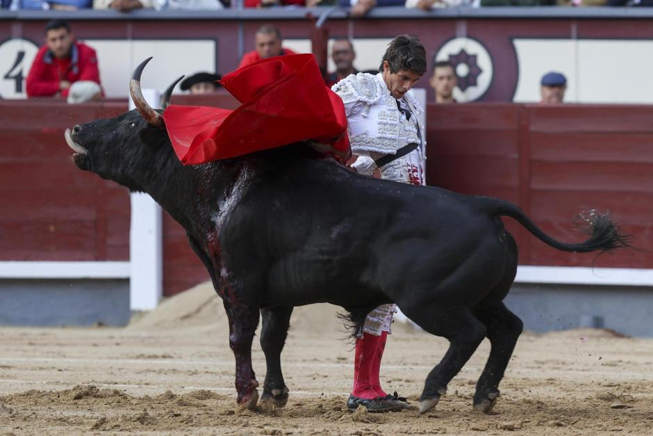 El diestro francés Sebastián Castella durante la faena a su segundo toro