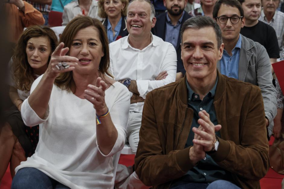 Francina Armengol, junto a Pedro Sánchez en un mitin del PSOE en Palma