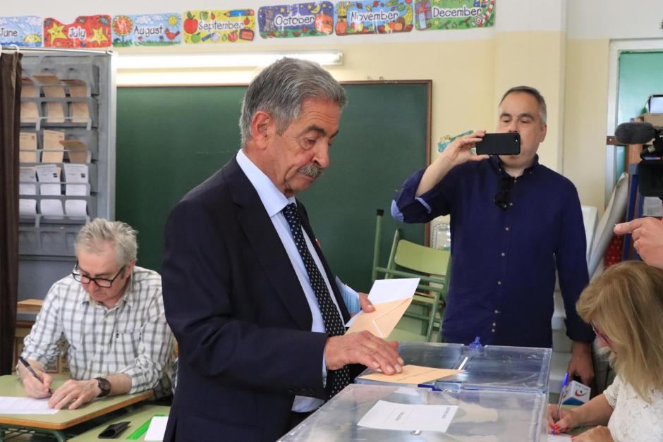 El presidente de Cantabria y candidato del PRC a la reelección, Miguel Ángel Revilla ejerce su derecho al voto en el colegio Fernando de los Ríos, en Astillero, Cantabria.