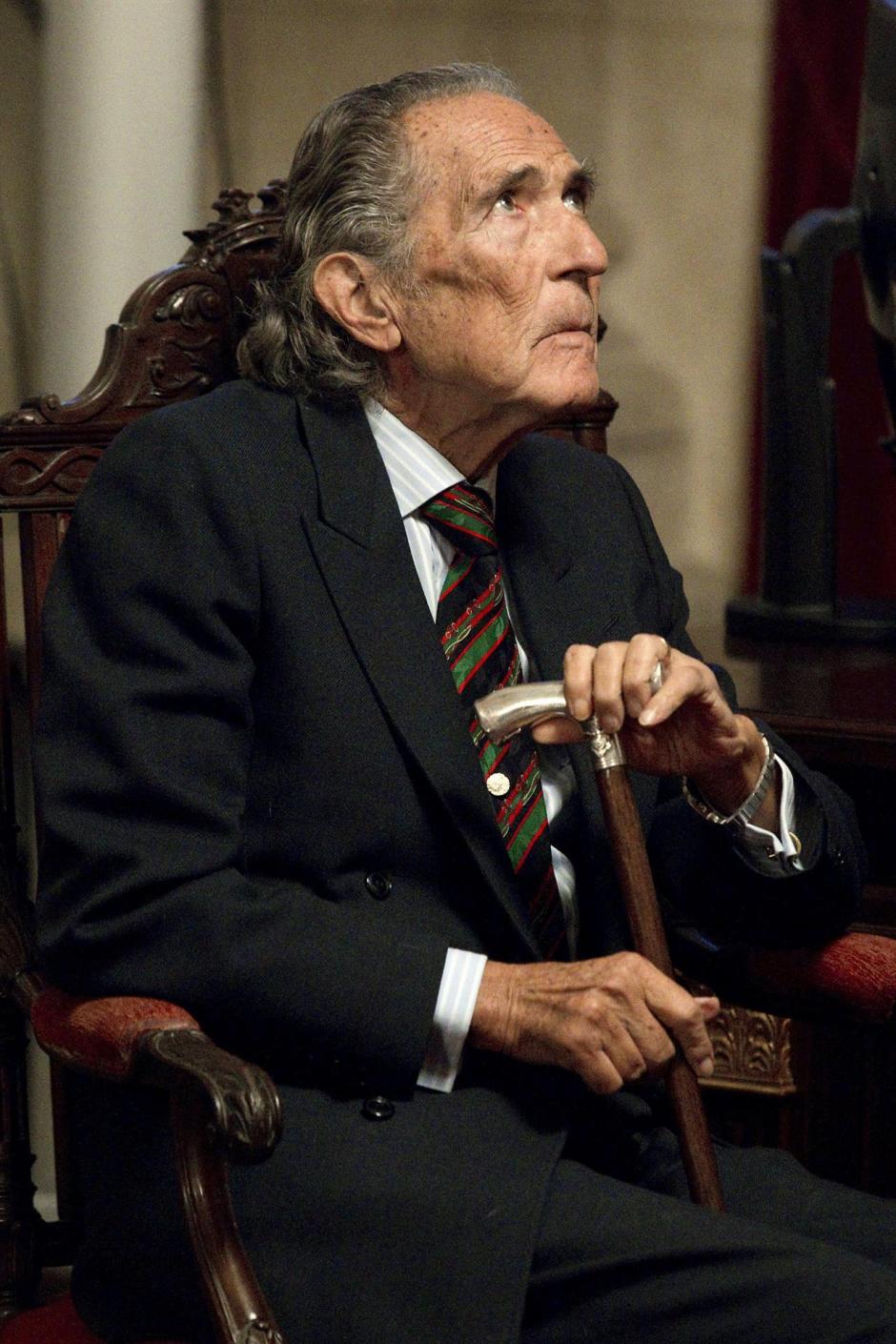 Antonio Gala momentos antes de recibir de manos del alcalde de Málaga, Francisco de la Torre (d), el título de Hijo Adoptivo y la Medalla de la Ciudad de Málaga