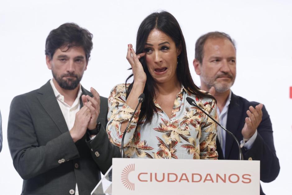 La candidata de Ciudadanos a la Alcaldía de Madrid, Begoña Villacís, llora tras el 28-M