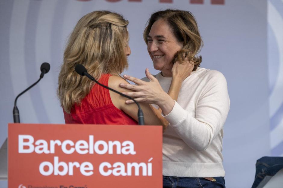Yolanda Díaz, abraza a Ada Colau, en un mitin en Barcelona