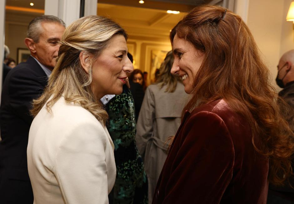 La vicepresidenta segunda y ministra de Trabajo, Yolanda Díaz (i), y la portavoz de Más Madrid en la Asamblea, Mónica García (d)