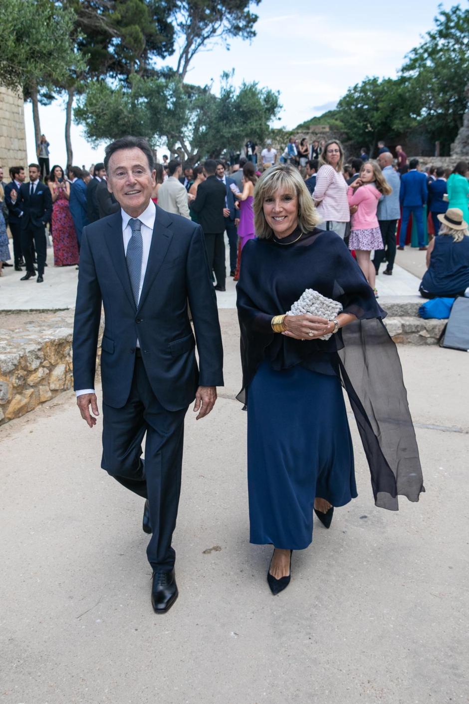 Matías Prats y su mujer a la llegada de la boda de su hijo Matías Prats Junior
