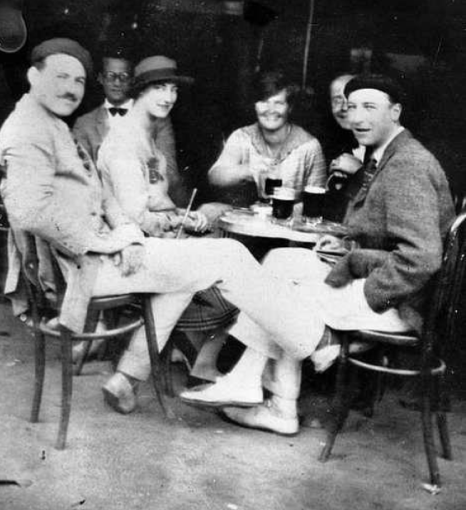 Hemingway (a la izquierda) y su mujer Hadley (en el centro) junto a algunos de los amigos que aparecieron en 'Fiesta'