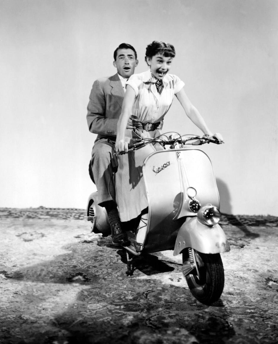 Gregory Peck y Audrey Hepburn protagonizaron 'Vacaciones en Roma' en 1953. La cinta ganó tres Oscar, esta guardada, por su valor, en la Biblioteca del Congreso de Estados Unidos, y sirvió para elevar aún más el mito de la capital italiana gracias al icónico paseo en Vespa de los actores.