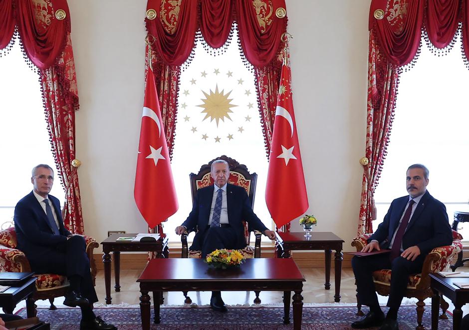 El presidente turco, Recep Tayyip Erdogan, el secretario general de la OTAN, Jens Stoltenberg (izquierda), y el ministro de Relaciones Exteriores turco, Hakan Fidan