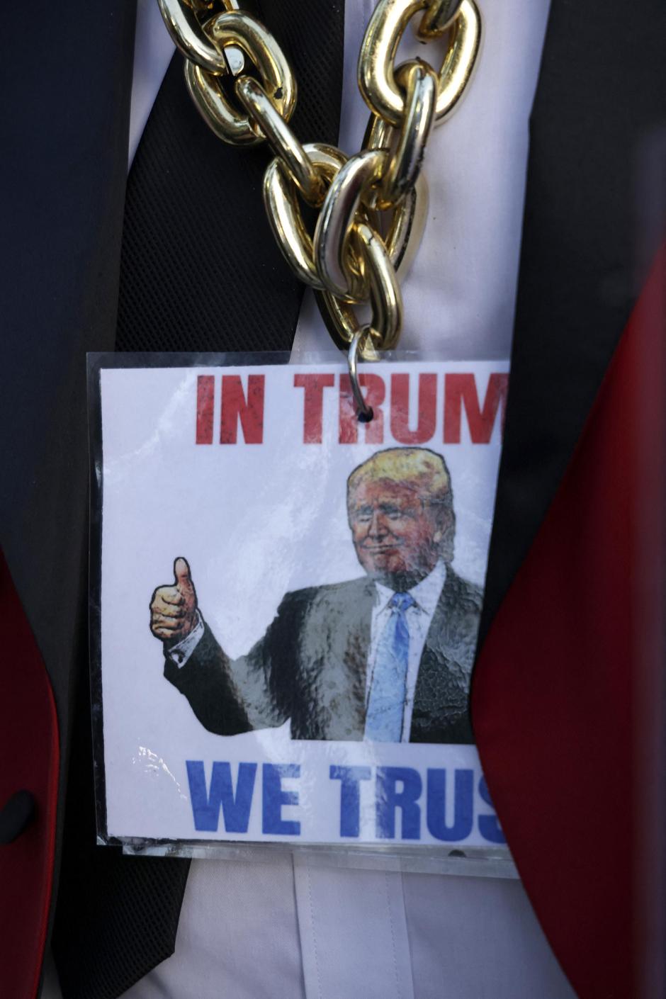 Gregg Donovan luce un gran collar con la imagen del expresidente con la frase 'en Trump confiamos'