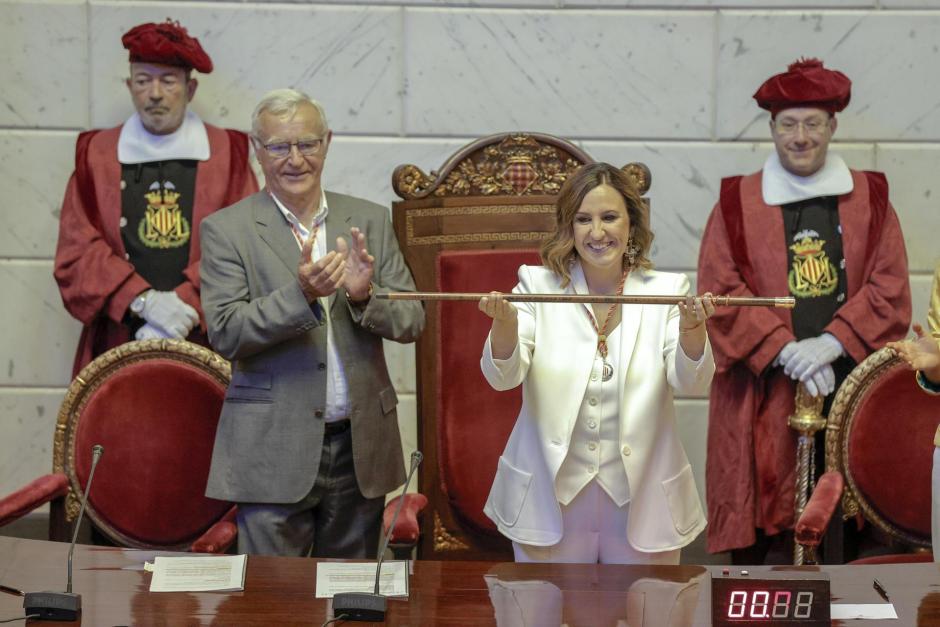 La nueva alcaldesa del Ayuntamiento de Valencia, María José Catalá, con la vara de mando tras recibirla de manos del exalcalde, Joan Ribó (i)
