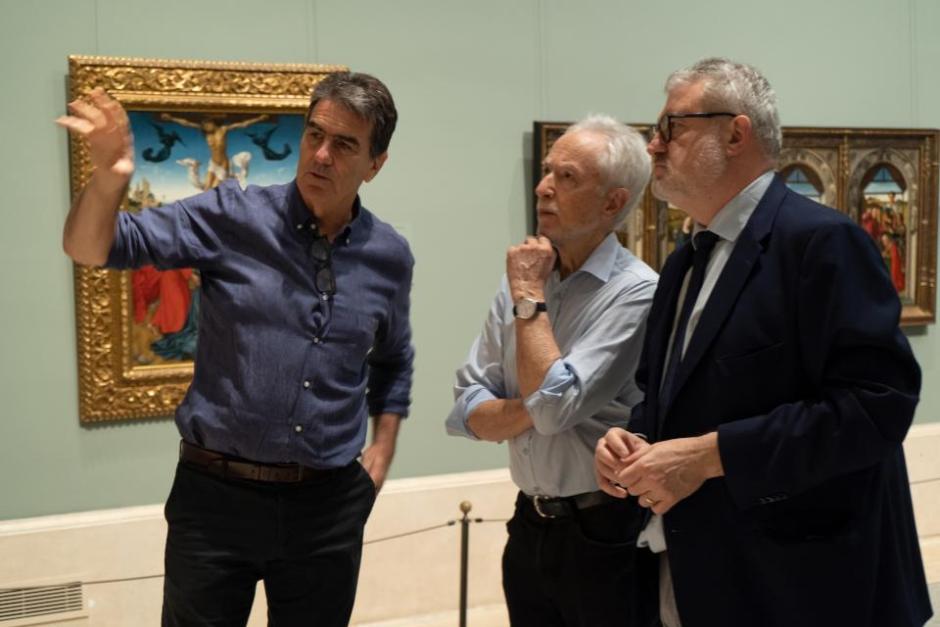 El Premio Nobel de Literatura en 2003, John Maxwell Coetzee, acompañado del Director del Museo Nacional del Prado, Miguel Falomir, y del Jefe de Conser­vación de Pintura Flamenca y Escuelas del Norte, Alejandro Vergara