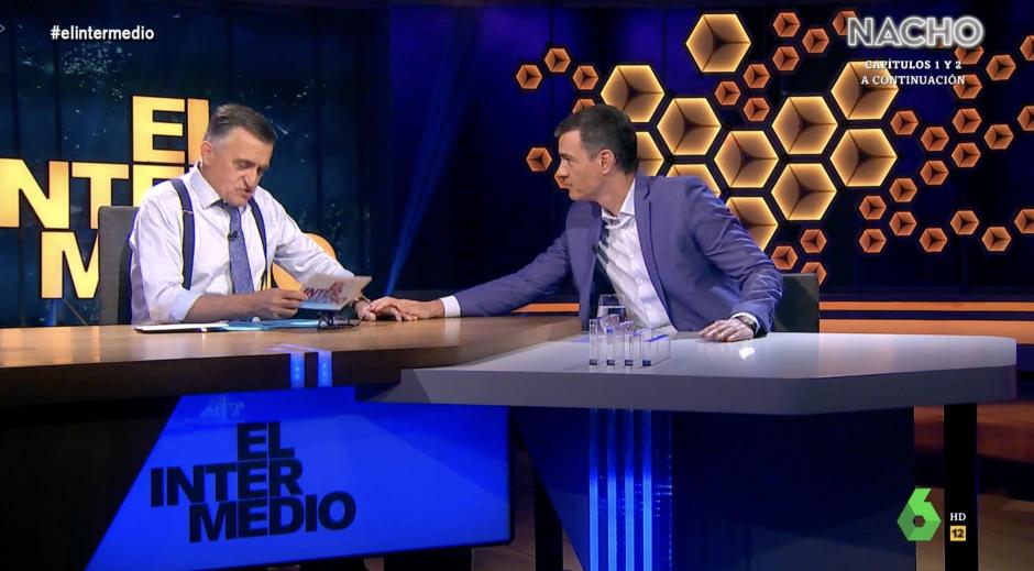 Sánchez acerca su mano a la de Wyoming durante la entrevista en 'El Intermedio'
