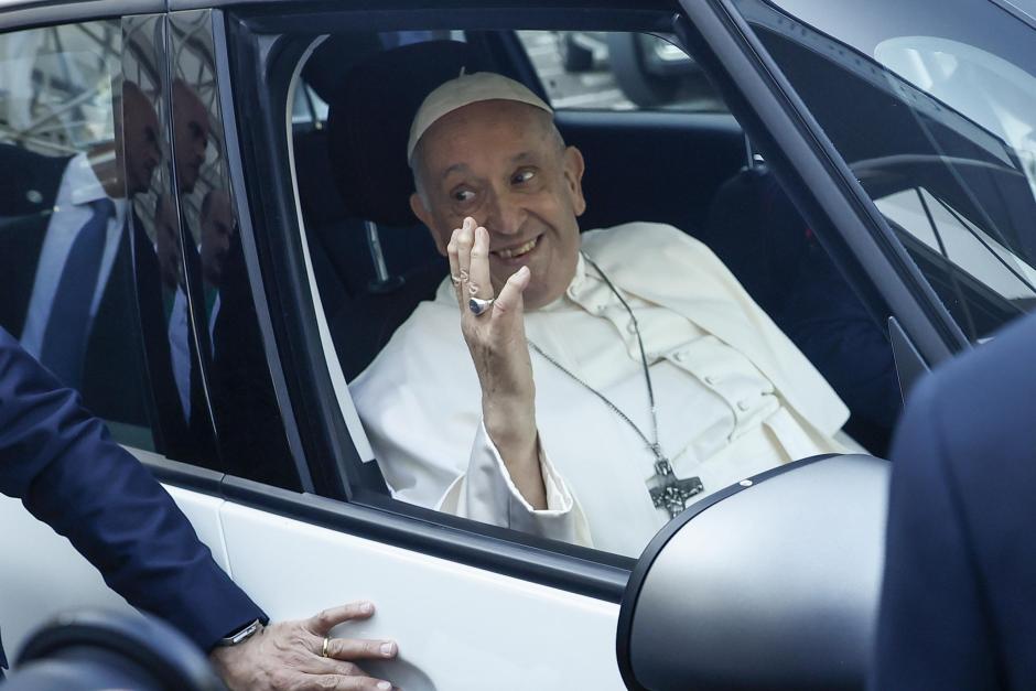 El Papa, a la salida del hospital donde fue operado en Roma