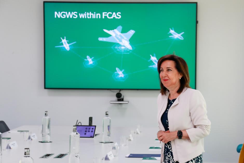 La ministra Robles ha visitado las oficinas de FCAS en España