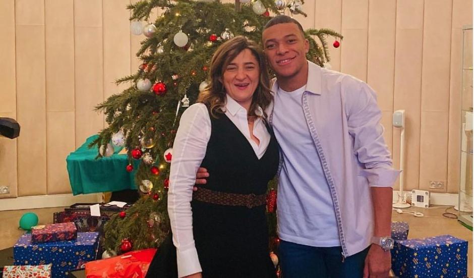 Fayza Lamari, con su hijo Kylian Mbappé, en una imagen familiar compartida por el jugador