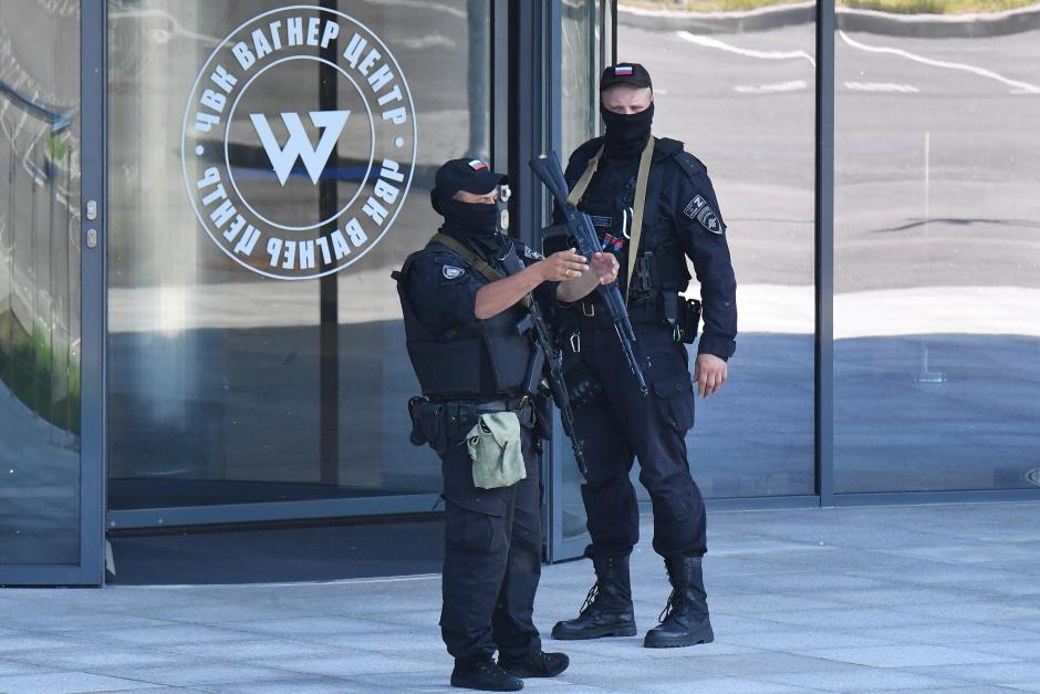 Oficiales de policía rusos controlan el acceso a la sede del grupo Wagner en San Petersburgo