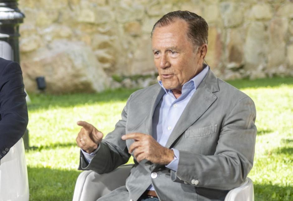 El exdiplomático Ignacio Camuñas interviene, en 2021, en un acto sobre la Constitución